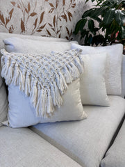 Cojín tejido tipo Macramé